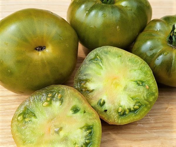 Hiiumaa Roheline — grüne Fleischtomate aufgeschnitten