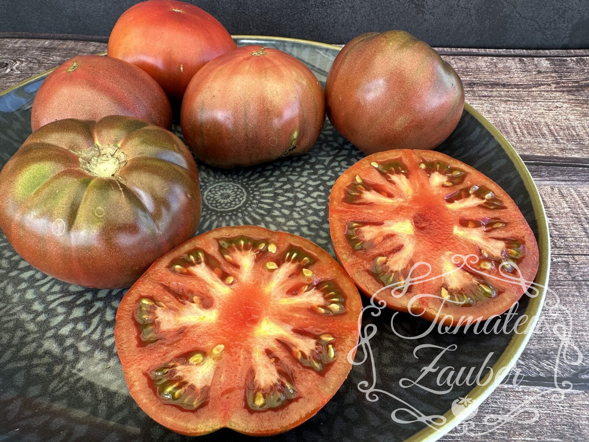 Schwarzer Prinz / Чёрный принц — dunkelrote Fleischtomaten aufgeschnitten